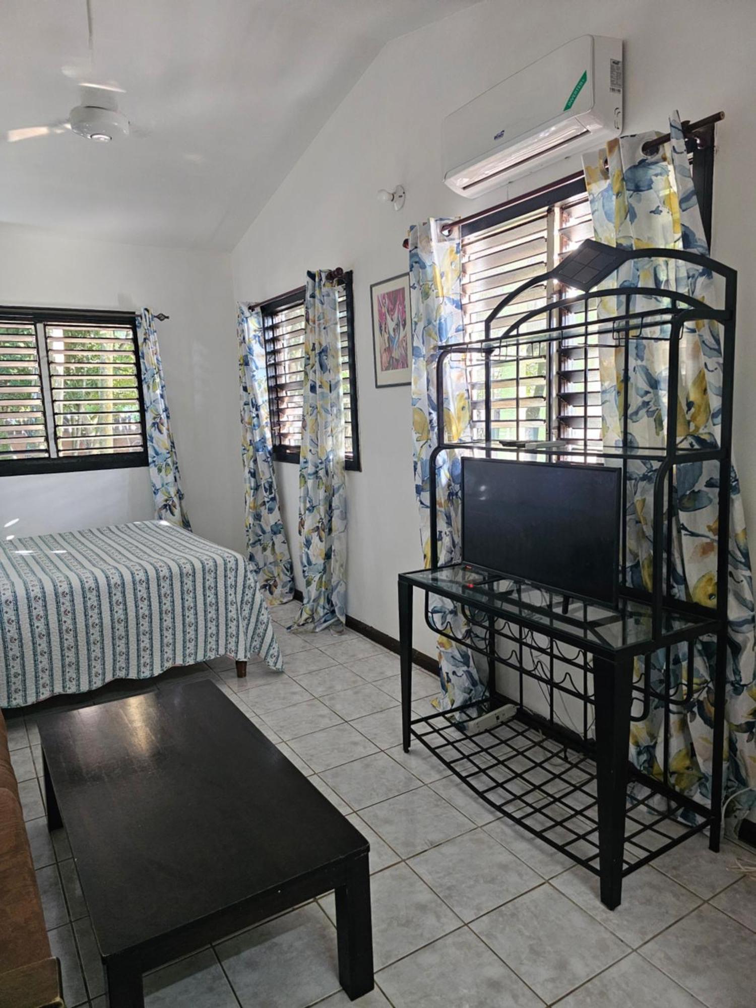 Roots Cafe Rooms Negril Extérieur photo